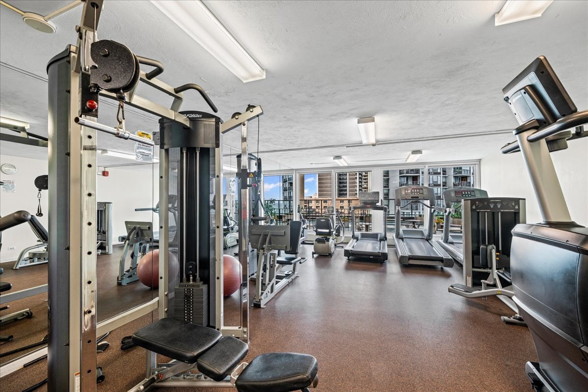 Building Photo - 6033 N Sheridan Rd