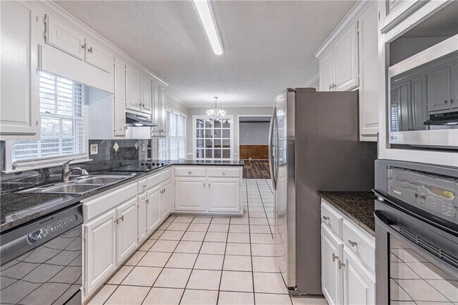 Building Photo - 736 Singley Dr