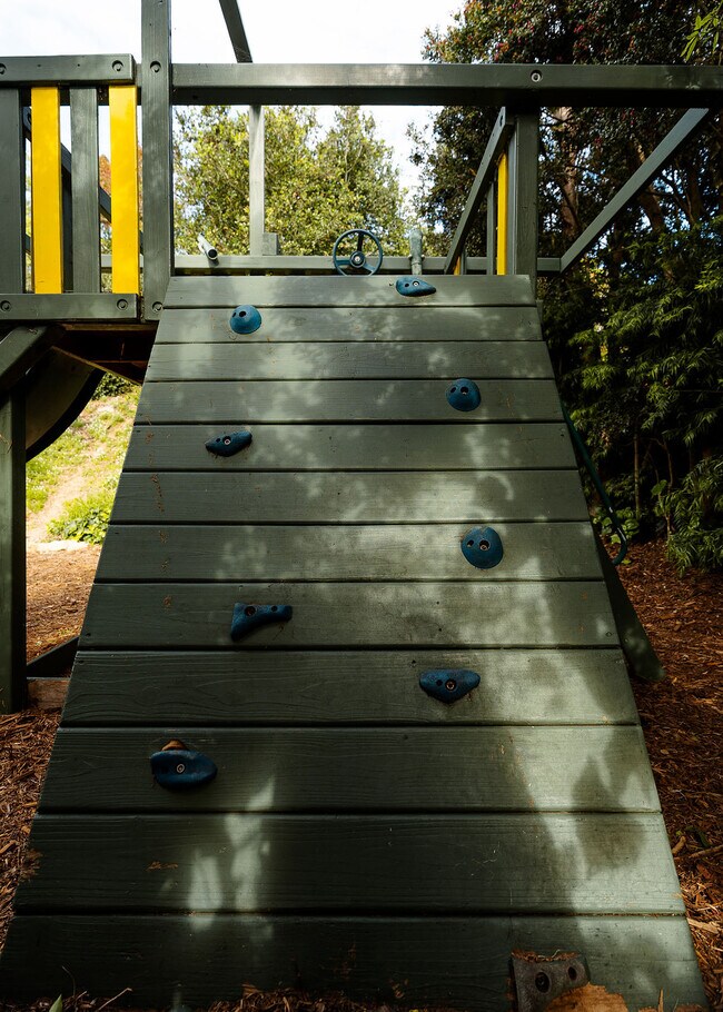 Building Photo - 1476 Crestline Dr