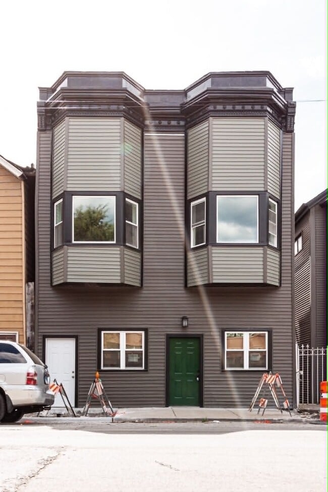 Building Photo - 1742 N California Ave