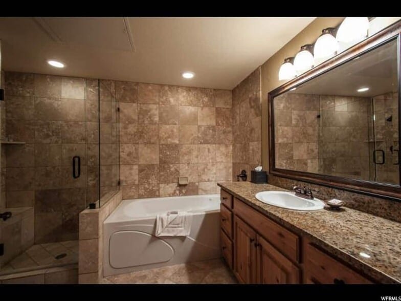 FULL MASTER BATH - 2653 Canyons Resort Dr