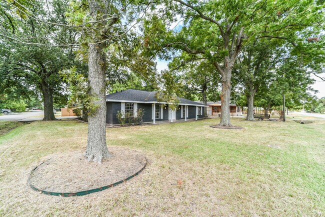 Building Photo - 318 E Mitchell Rd