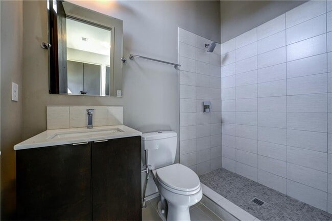Building Photo - 721 Longleaf Dr NE