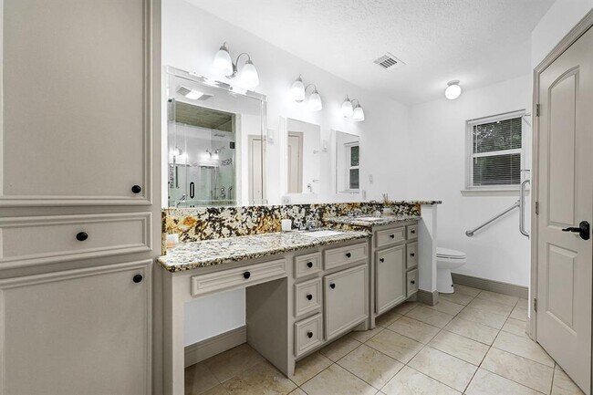 Building Photo - 725 Talmalge Hall Dr