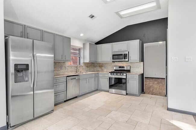 Building Photo - 20815 Whitevine Way
