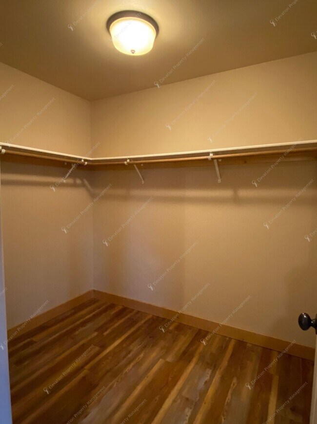 Building Photo - Dual-Level 3 BR - 2.5 BA Haven in Central Bend