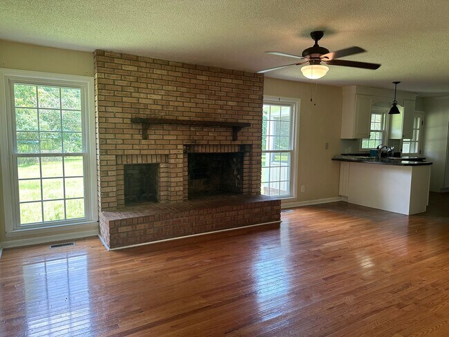 Building Photo - 3 bedroom 1.5 bath on Large Lot