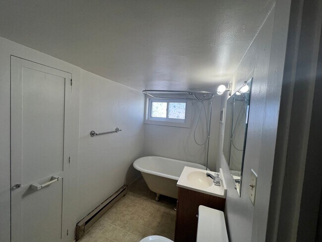 Building Photo - 636 Kickbusch St