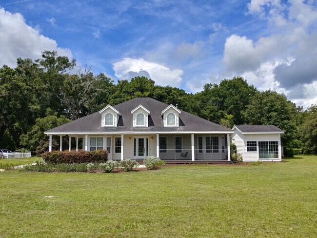 Building Photo - Idyllic Farmhouse in Newberry