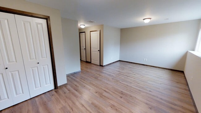 Building Photo - Luxury Townhome