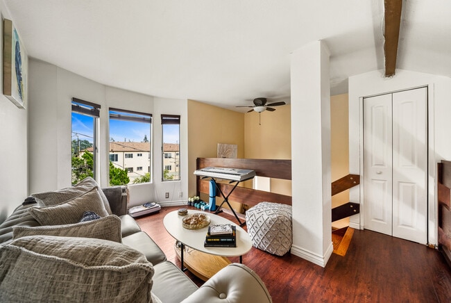 Building Photo - 906 Kings Rd