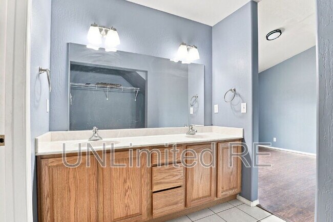 Building Photo - 2455 W Silverton Dr