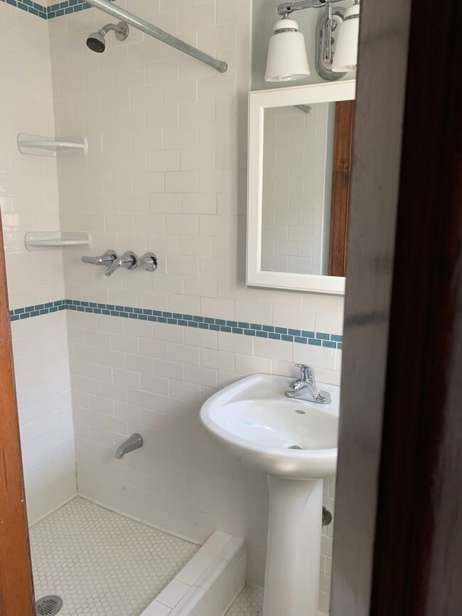 Building Photo - 524 Whittier St NW