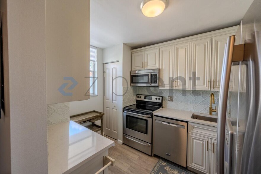 Building Photo - Unit 430C