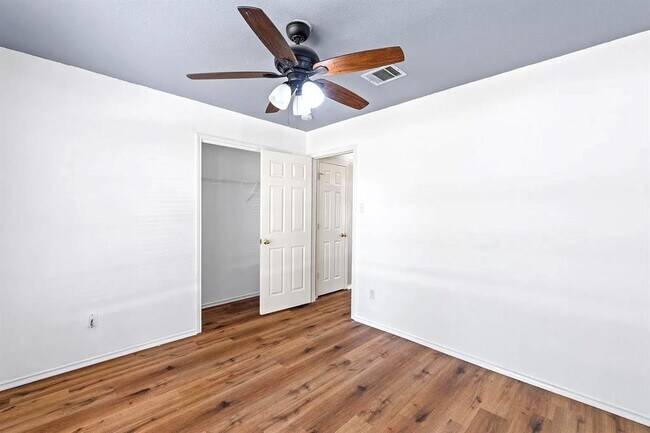 Building Photo - 906 Mammoth Ct