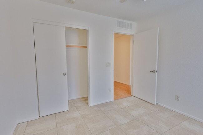Building Photo - 3 Bedroom 2 Bathroom