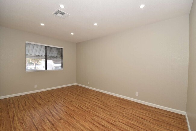 Building Photo - Stunning 2-Bedroom Condo 2nd Floor at The Lakes!