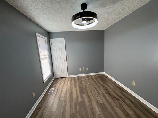 Building Photo - 504 Offing Dr