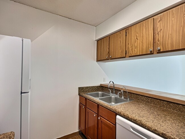 Building Photo - 889 Twin Lakes Dr