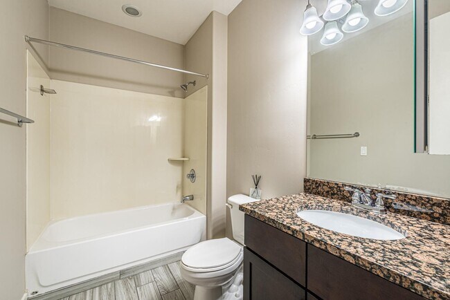 Building Photo - 945 E Playa Del Norte Dr