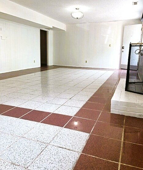 Building Photo - 707 Skyline Ridge Dr