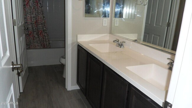 Building Photo - Large 4 Bedroom 3 Bath Home!