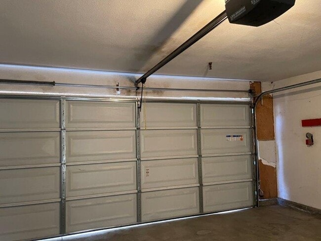 Building Photo - Spacious Home For RENT: 3 Bed / 2 Bath, Fenced in yard + 2 Car Garage!  MOVE IN READY!