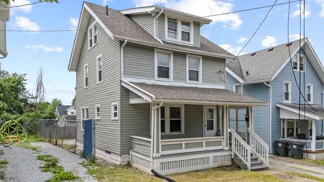 Building Photo - 1430 Newton St