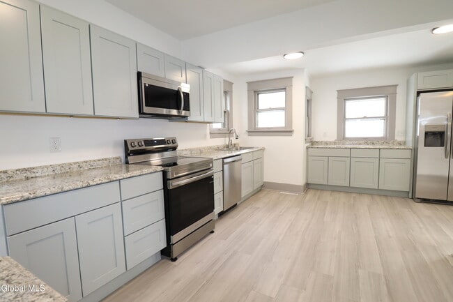 Building Photo - 442 Plymouth Ave