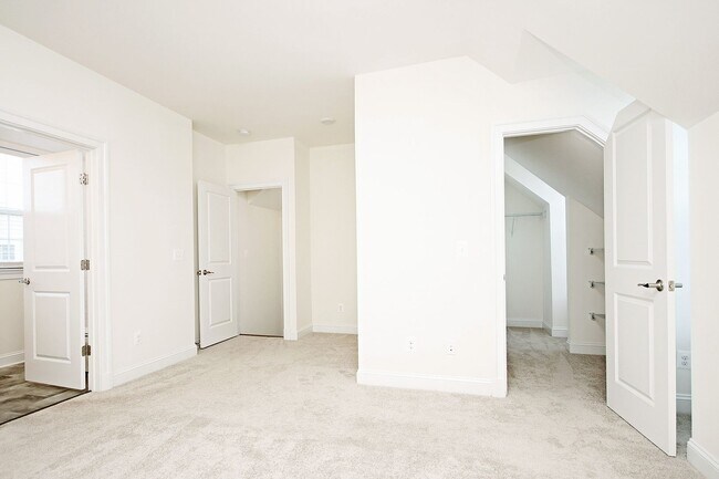 Building Photo - Light-Filled, Dog-Friendly Old Trail Townhome