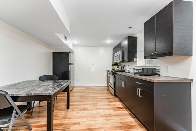 Building Photo - 670 Killarney Dr