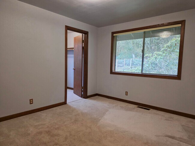 Building Photo - 4 Bedroom Poulsbo Home