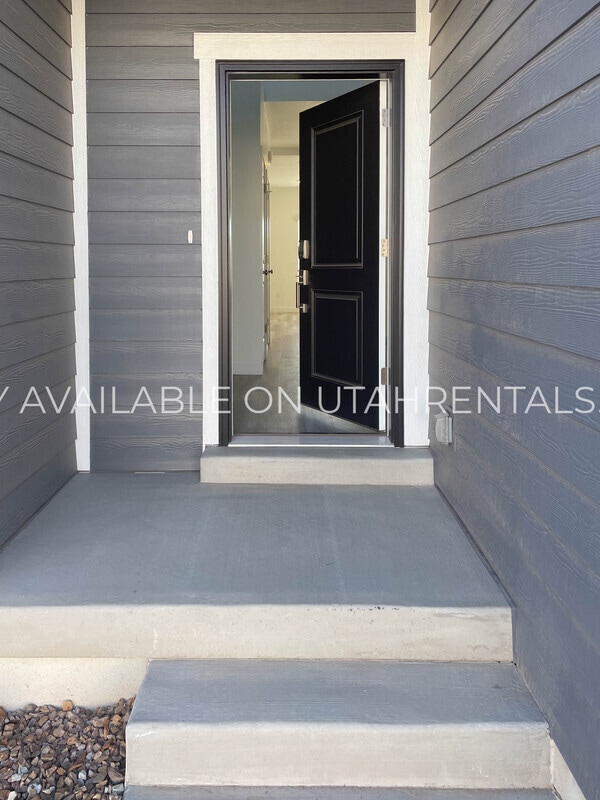 Building Photo - 1605 W Charmer Ln