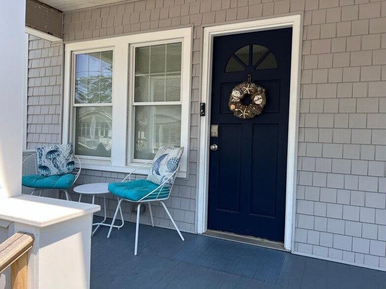 Front Porch - 130 Union Ave