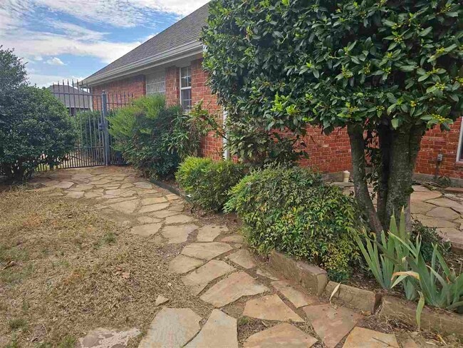 Building Photo - 6605 NW Willow Tree Cir