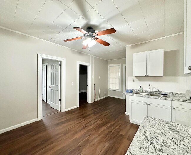 Building Photo - 1422 5th Ave