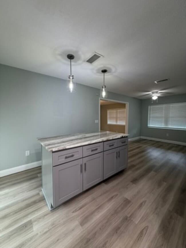 Building Photo - UNFURNISHED, UPDATED 3B/1.5B Home in the Heart of Ft. Walton Beach