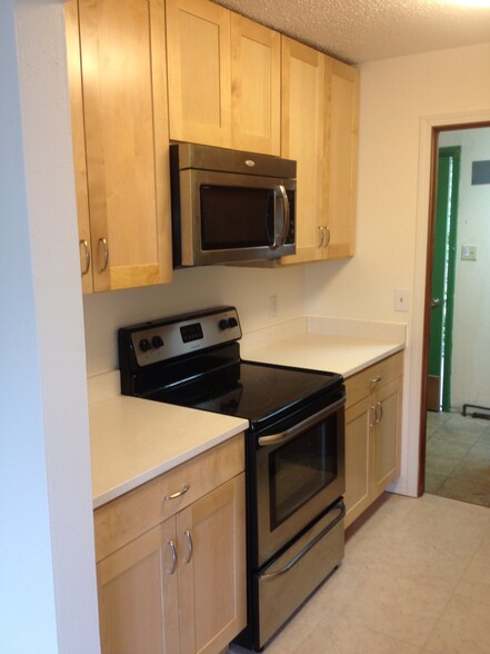 Nice cabinets, quartz countertops, Stainless steel appliances - 707 Grant St