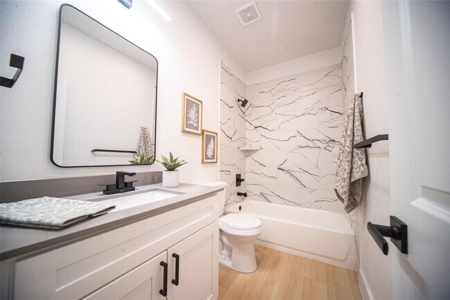 Building Photo - New Beautiful Townhome Great Location