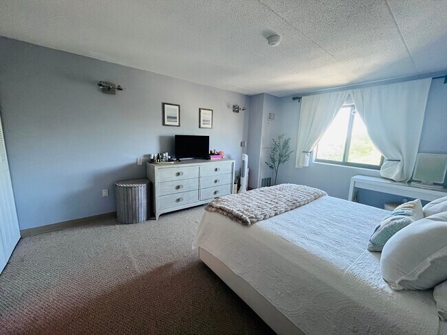 Building Photo - 165 Quincy Shore Dr