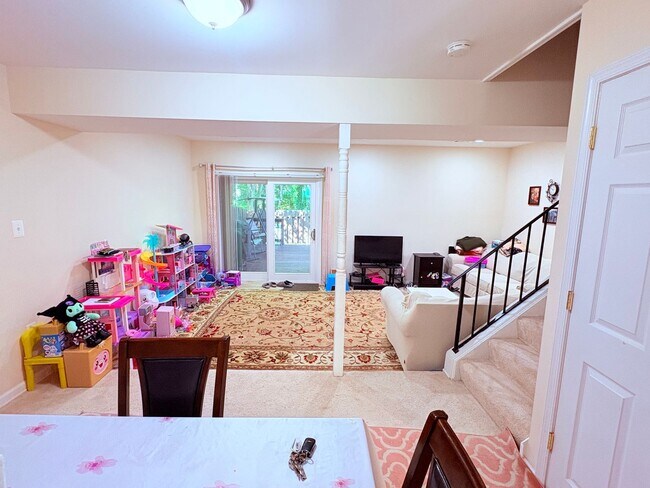 Building Photo - Beautifully updated 3BR/2.5BA townhome in ...