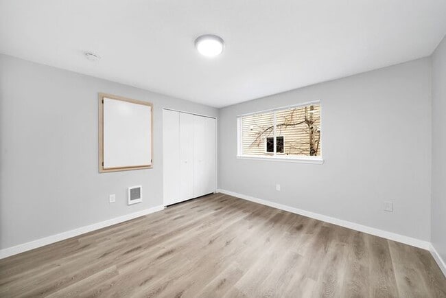 Building Photo - INCREDIBLE 2-bed/1.5bath Town House! $500 ...