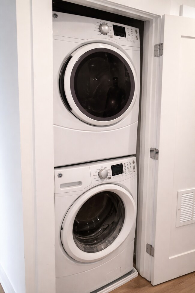 Building Photo - 727 Quebec Place NW