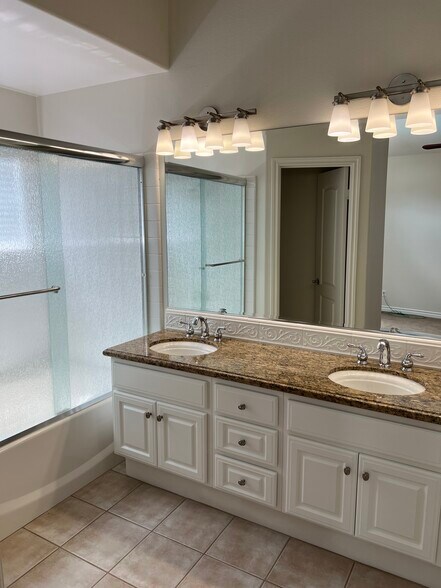 Master bathroom - 5532 Renaissance Ave