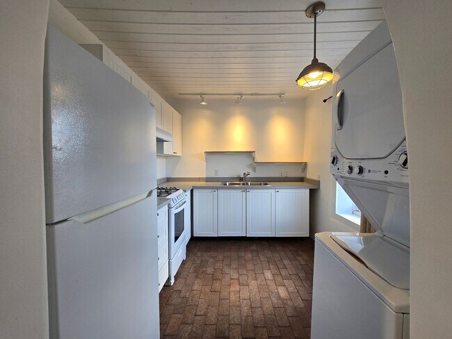 Building Photo - 808 Agua Fria St