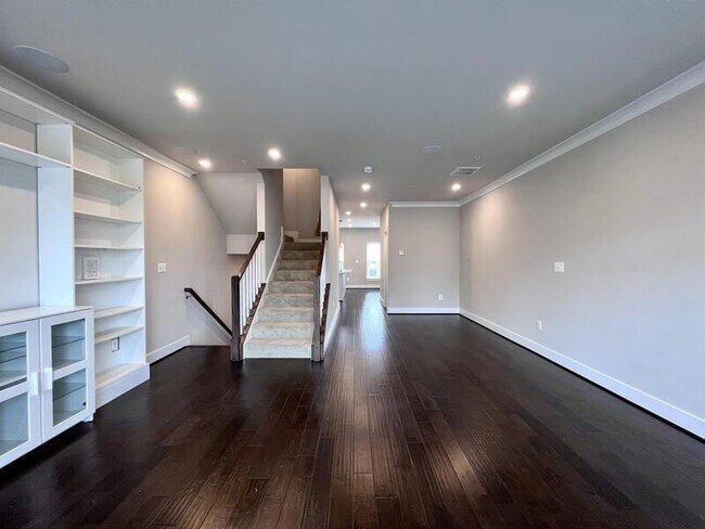 Building Photo - 818 Fern Pl NW