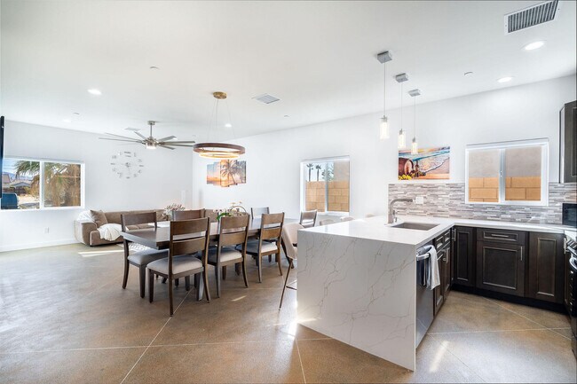 Building Photo - 15553 Ave Manzana