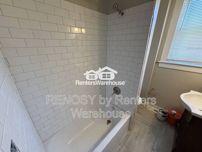 Building Photo - 400 Lyndhurst St