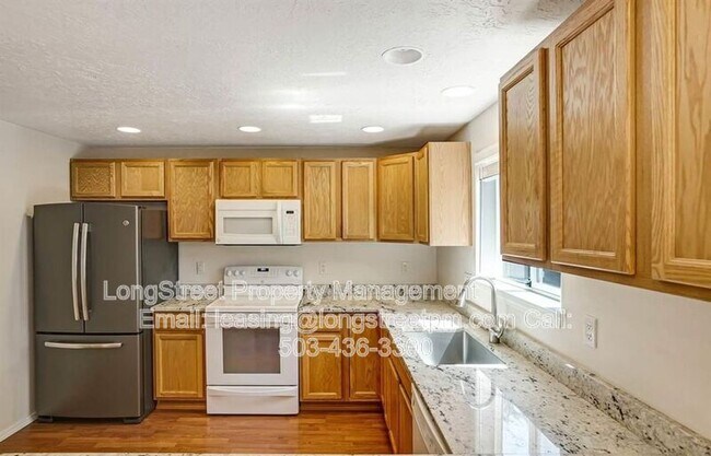 Building Photo - 332 NE Carmen Pl