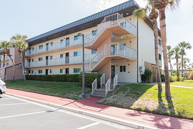 Building Photo - Ground Floor End Unit 2-Bed Condo with Lake Views | AVAIL NOW